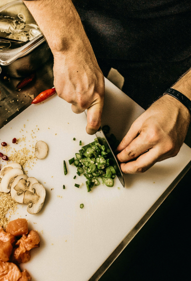 Cocinero cortando perejil